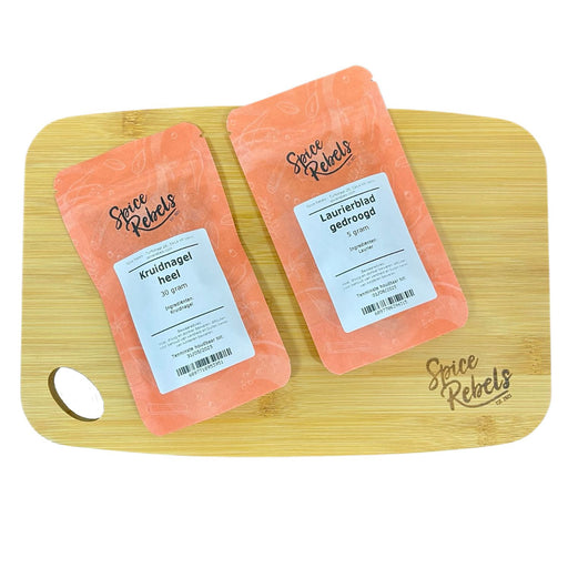 Serveerplank met kruidnagel en laurierblad