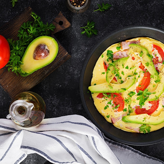 Keto ontbijt omelet avocado en kaas