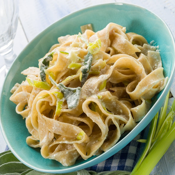 Vegetarische pasta carbonara met prei
