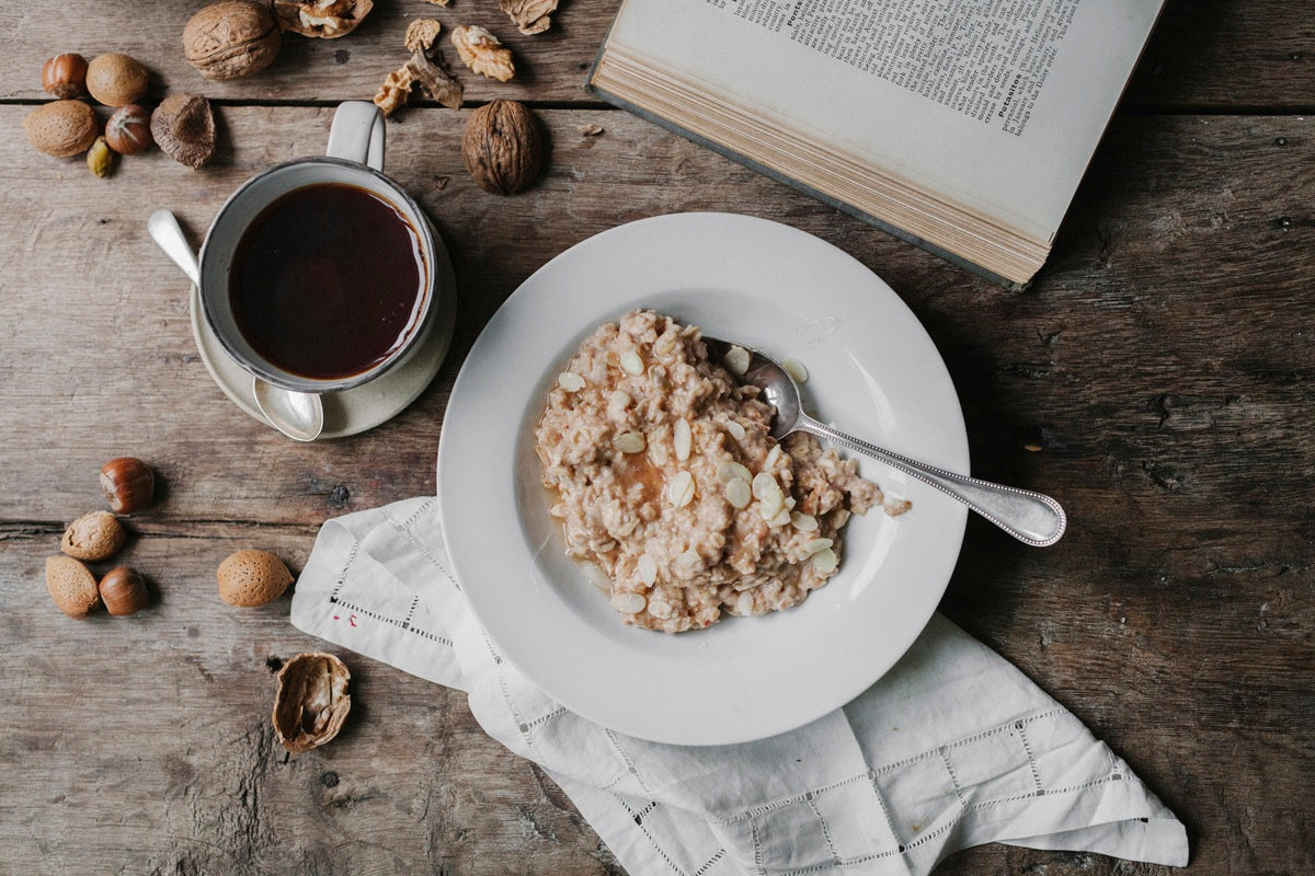 Koffie en havermout met speculaaskruiden